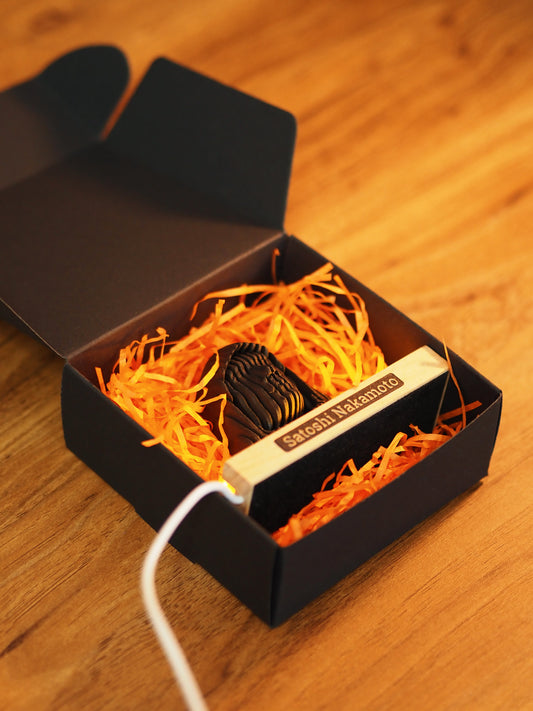 Satoshi Nakamoto LED - Holz Statue länglich