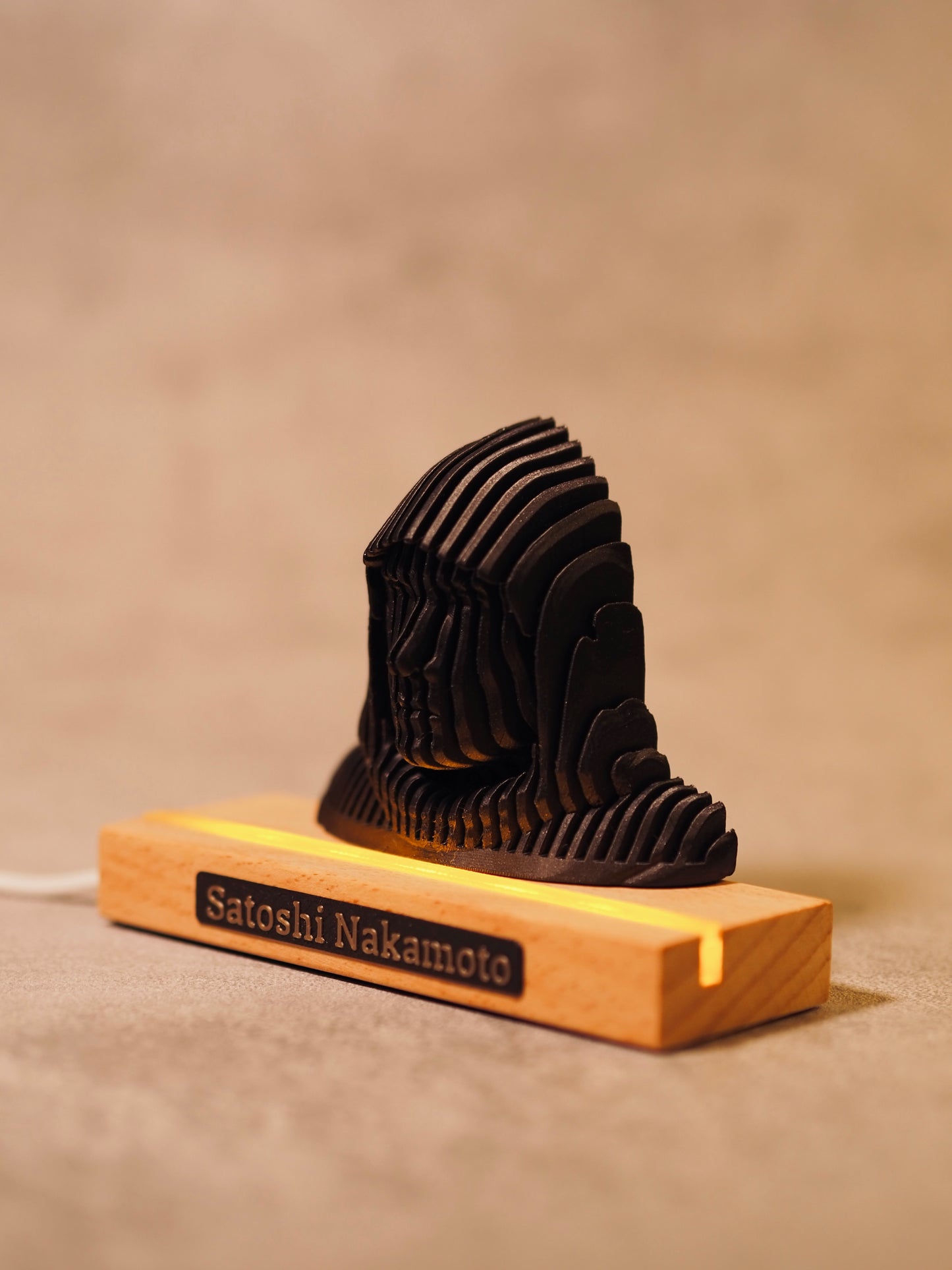 Satoshi Nakamoto LED - Holz Statue länglich