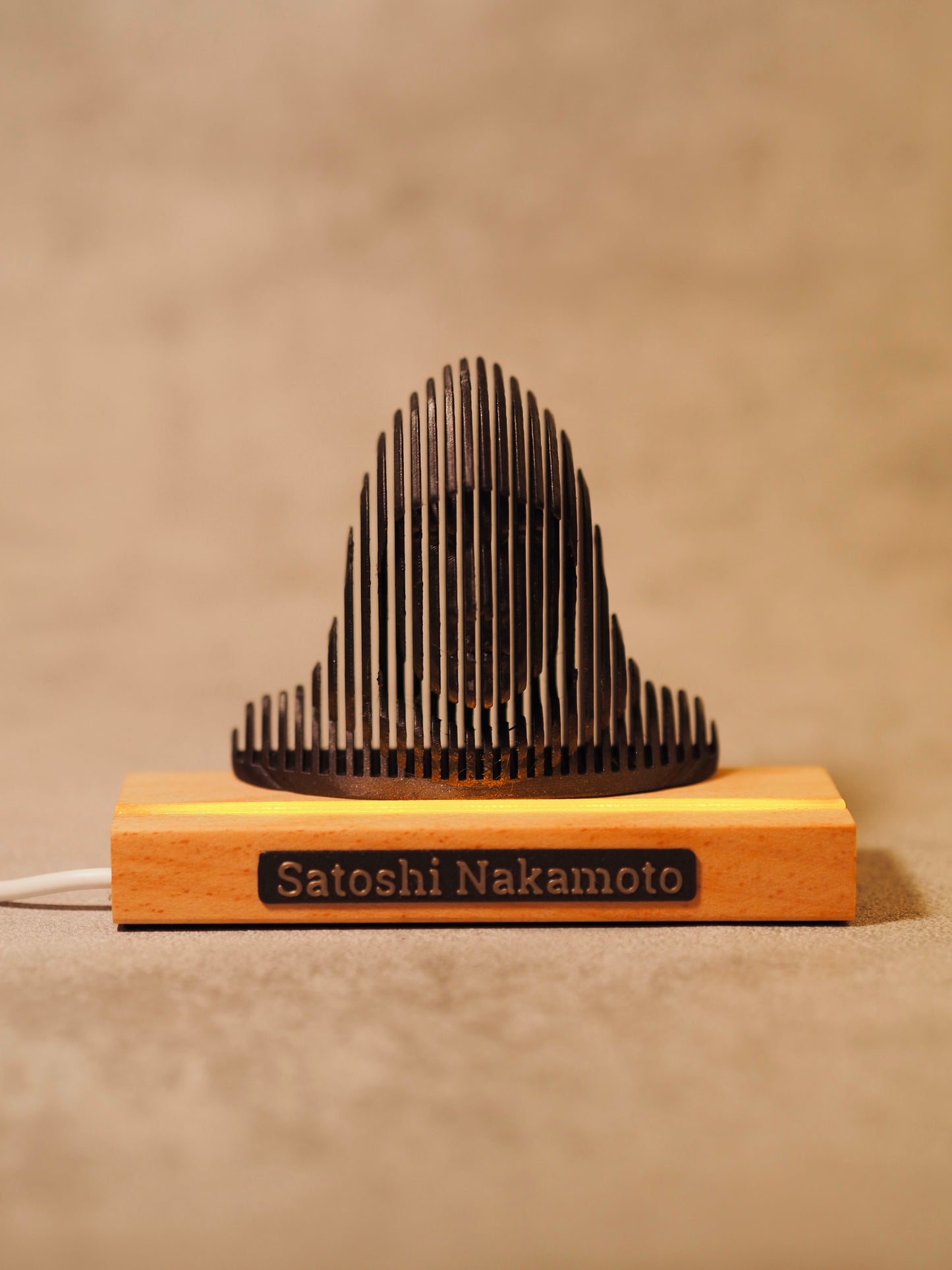 Satoshi Nakamoto LED - Holz Statue länglich