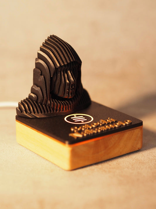 Satoshi Nakamoto RGB LED - Holz Statue quadratisch