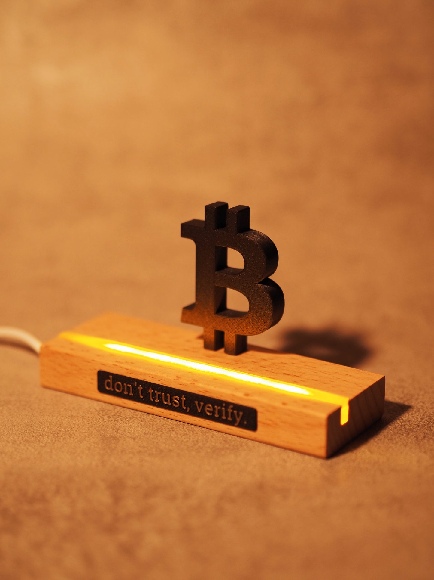 Bitcoin LED - Holz Statue