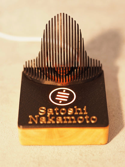 Satoshi Nakamoto RGB LED - Holz Statue quadratisch