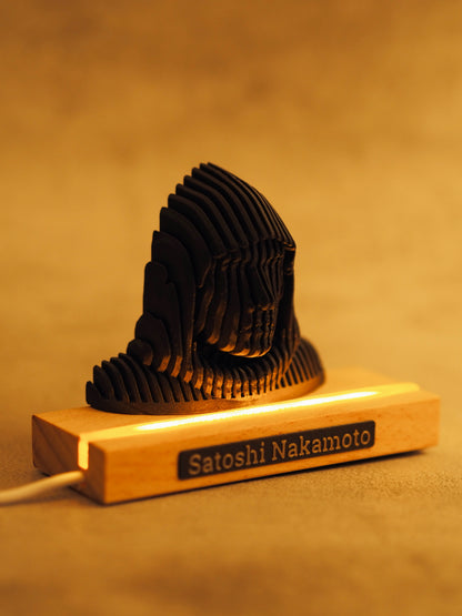 Satoshi Nakamoto LED - Holz Statue länglich