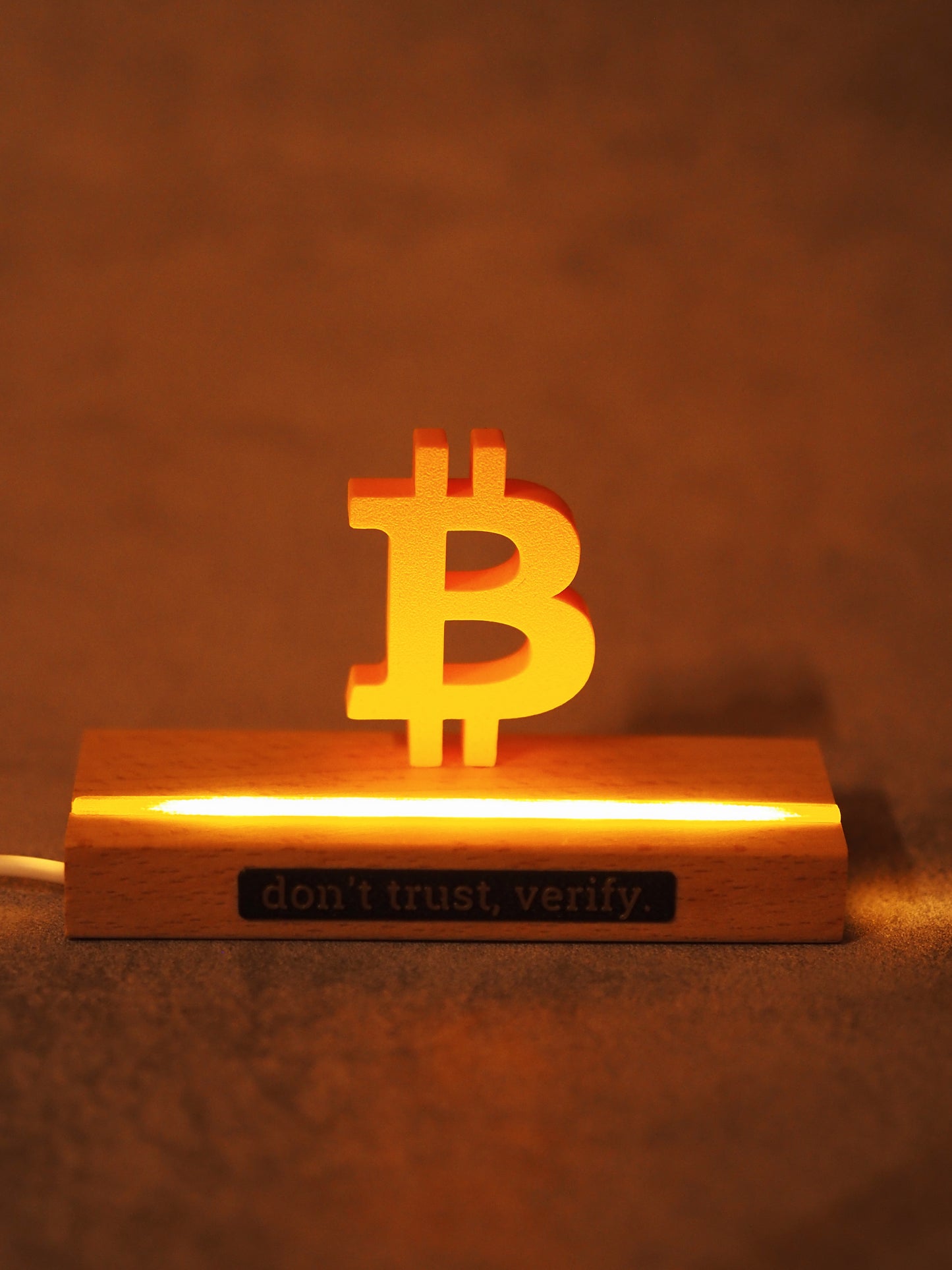 Bitcoin LED - Holz Statue