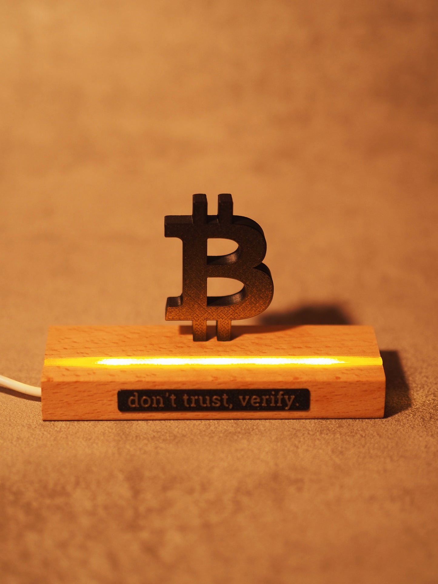 Bitcoin LED - Holz Statue