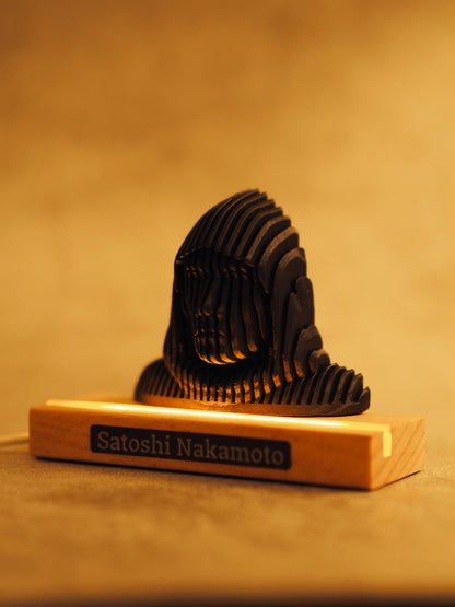 Satoshi Nakamoto LED - Holz Statue länglich