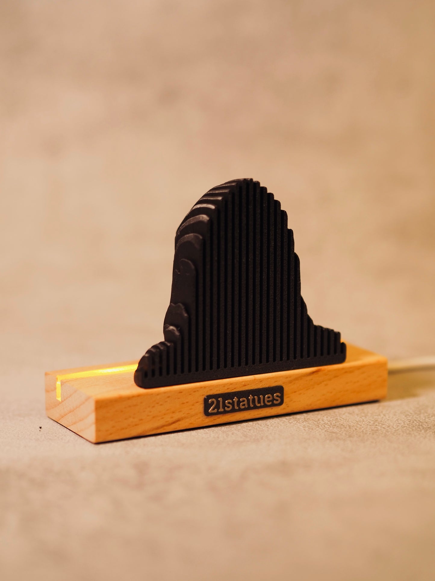 Satoshi Nakamoto LED - Holz Statue länglich