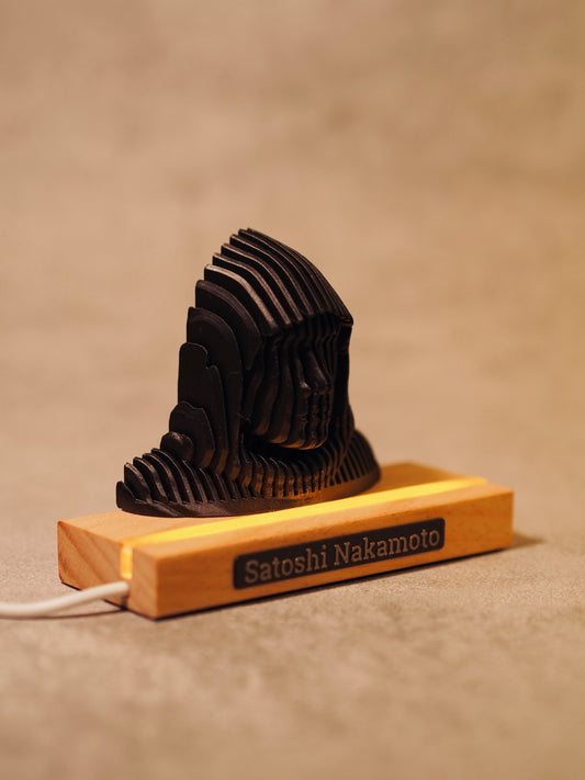 Satoshi Nakamoto LED - Holz Statue länglich