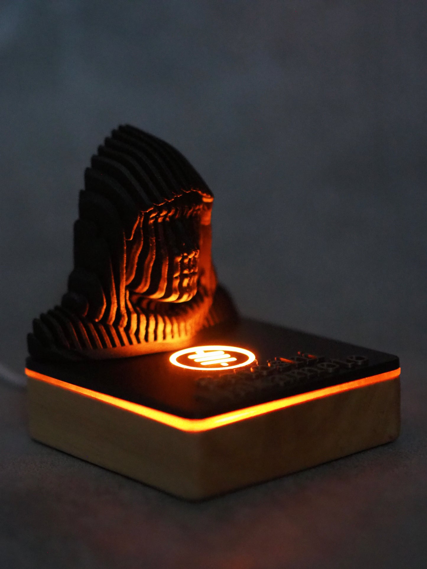 Satoshi Nakamoto RGB LED - Holz Statue quadratisch