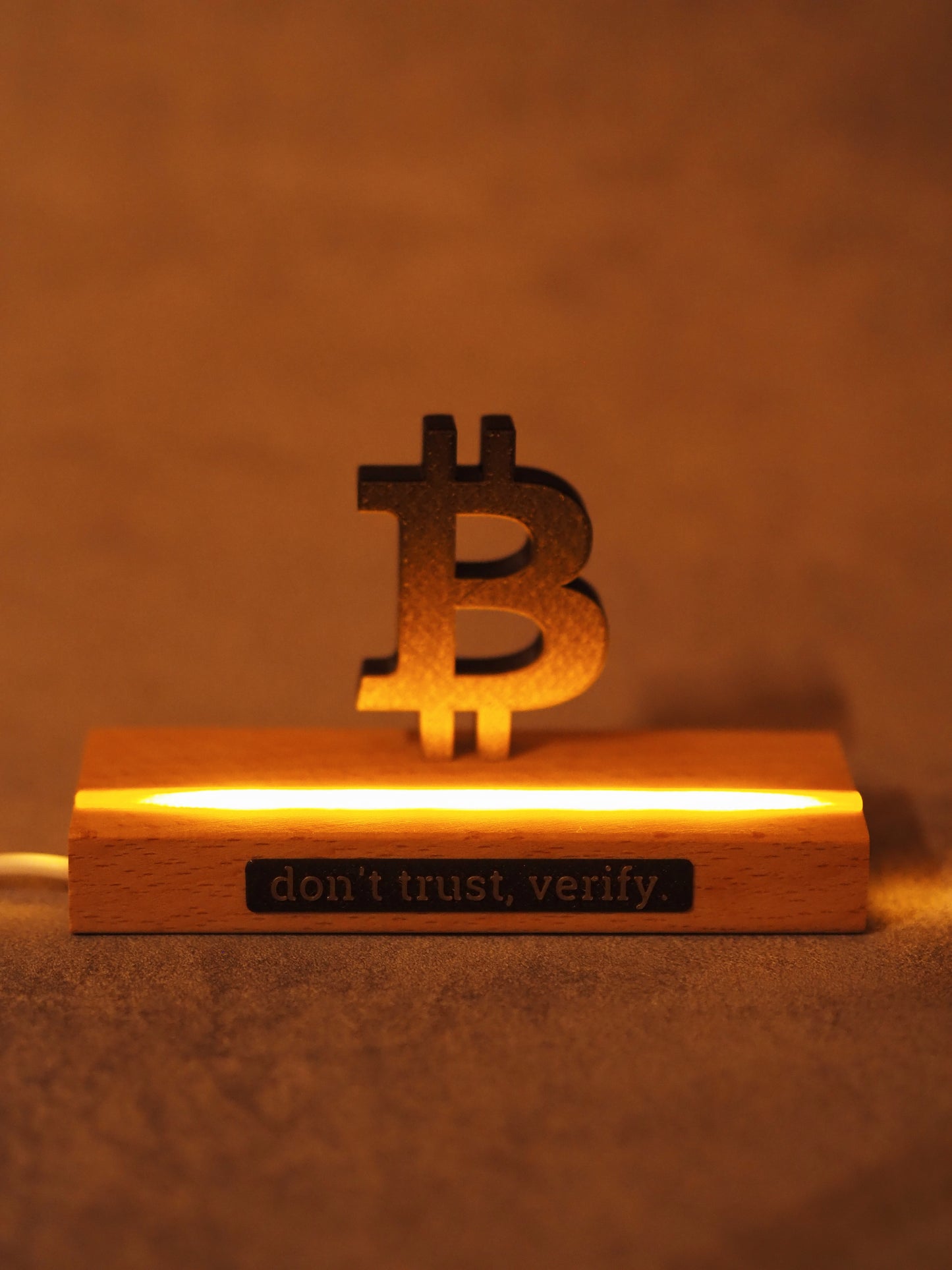 Bitcoin LED - Holz Statue