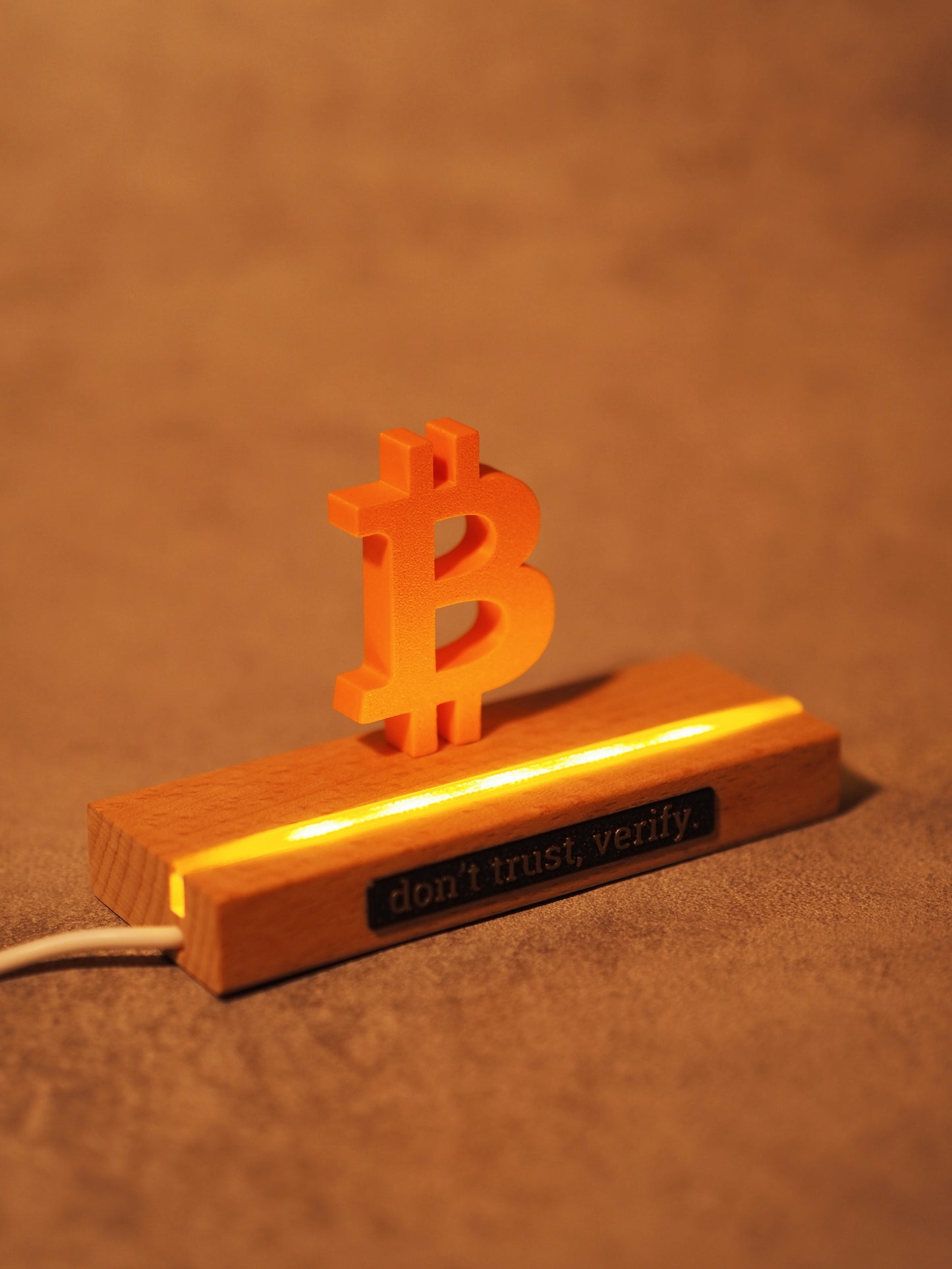 Bitcoin LED - Holz Statue