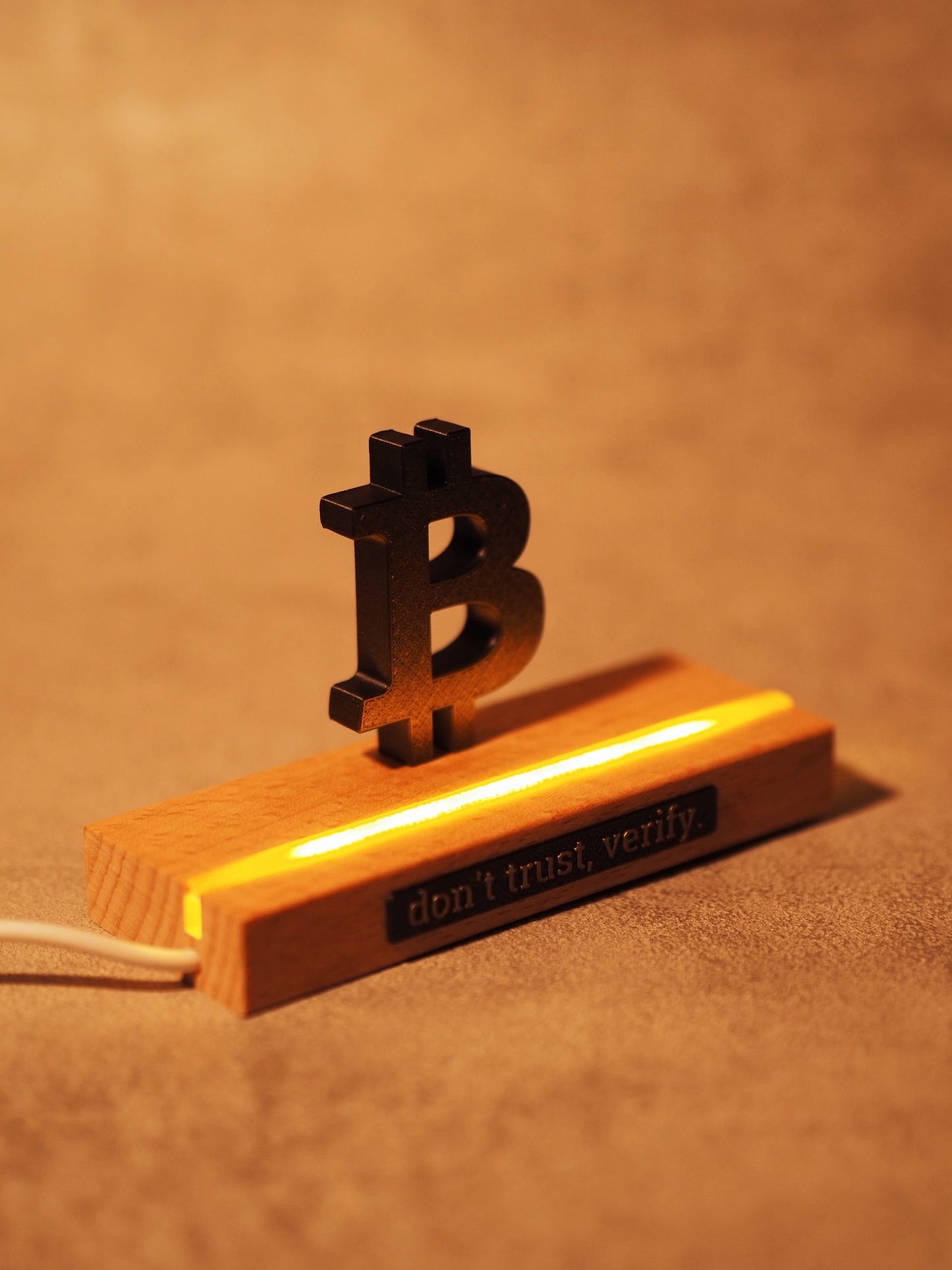 Bitcoin LED - Holz Statue